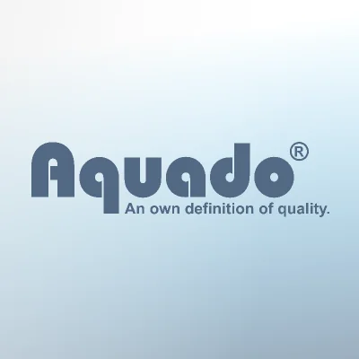 Aquado Premium Partner Logo von Aquado mit dem Slogan „Eine eigene Definition von Qualität“.